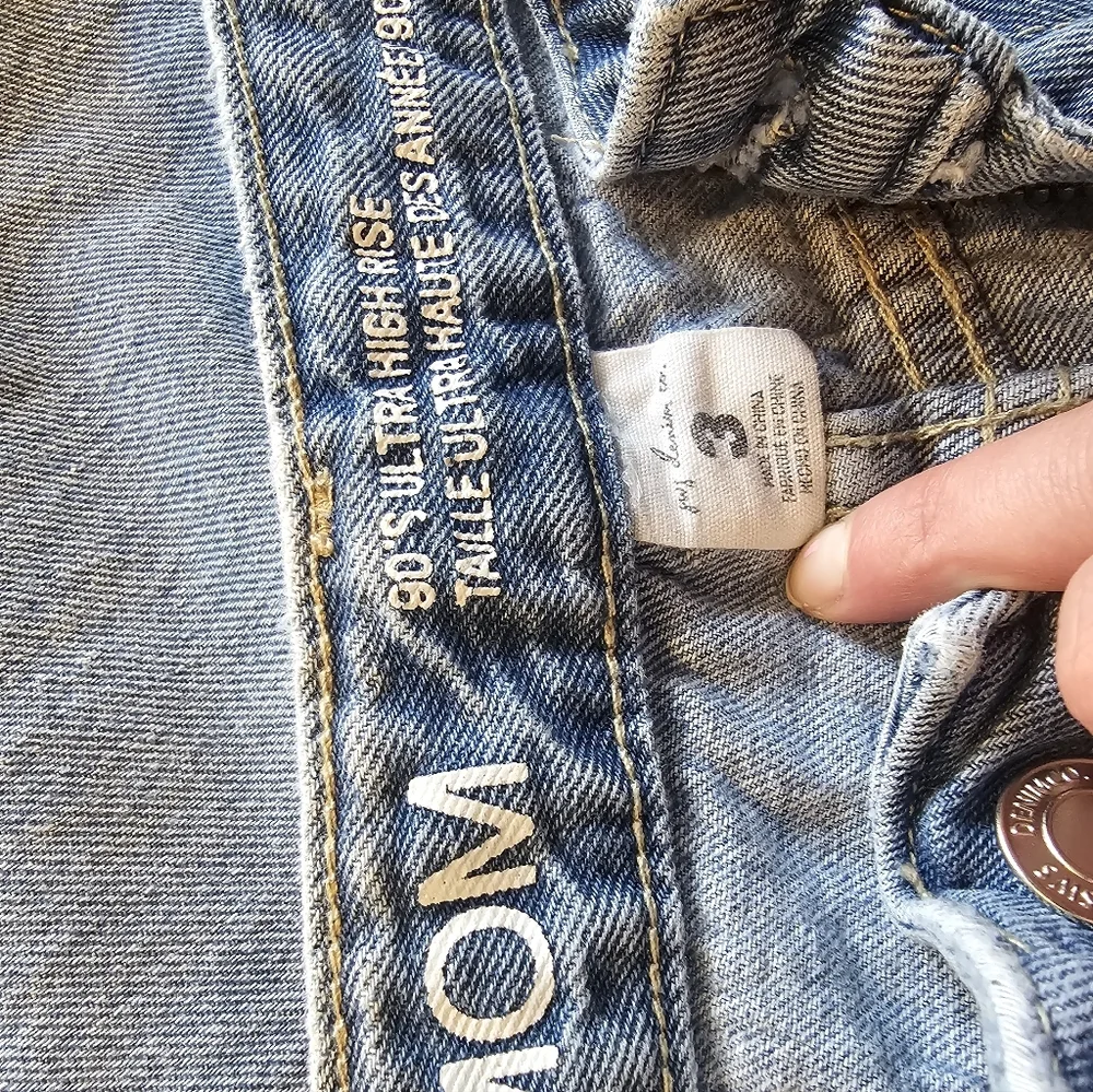 90s Ultra High Rise Mom Jeans | Light Wash Denim | Size 3